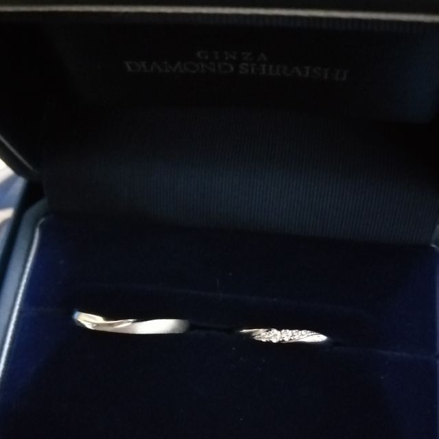 【銀座ダイヤモンドシライシの口コミ】 結婚指輪のみの購入だったので、ダイヤありで探していました。センターに…