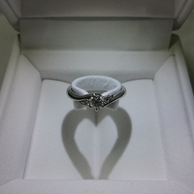 【STAR JEWELRY(スタージュエリー)の口コミ】 メインのダイヤモンドの横にも小さなダイヤモンドが並び、シンプルすぎな…