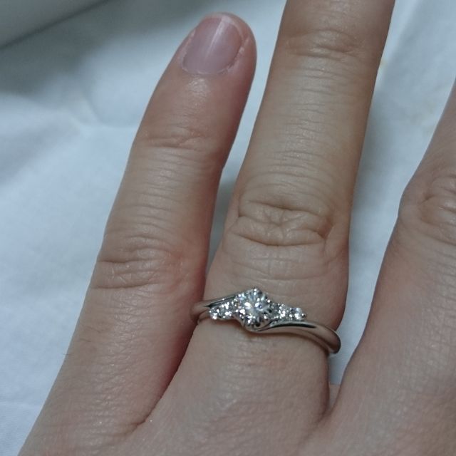 【STAR JEWELRY(スタージュエリー)の口コミ】 メインのダイヤモンドの横にも小さなダイヤモンドが並び、シンプルすぎな…