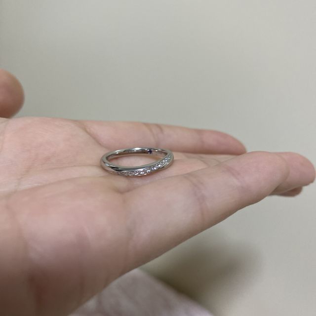 【銀座ダイヤモンドシライシの口コミ】 細く見えるデザインで可愛かったのと、希望価格と値段が合っていたのでこ…