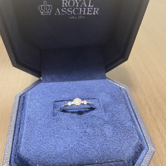 【ROYAL ASSCHER(ロイヤル・アッシャー)の口コミ】 老舗ブランドで、ブランド独自でダイヤをカットできるため、74面カットが…