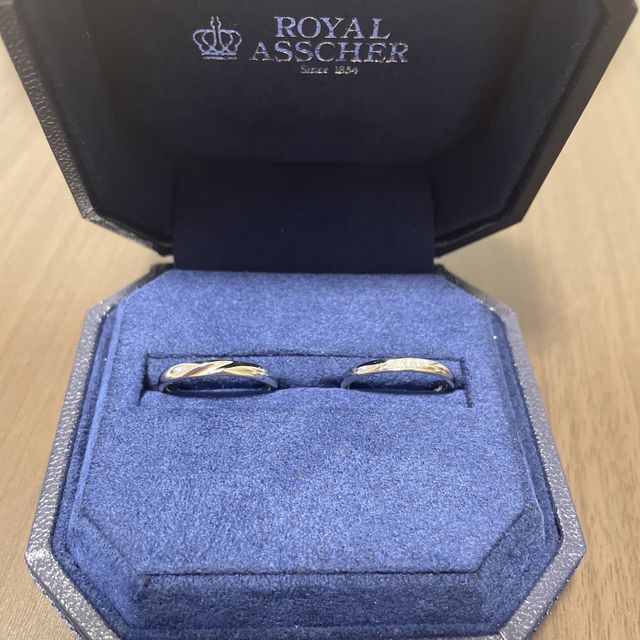 【ROYAL ASSCHER(ロイヤル・アッシャー)の口コミ】 結婚指輪だけでも素敵なデザインですが、婚約指輪と同じブランドで、重ね…