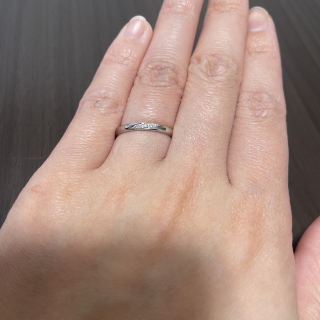 【ROYAL ASSCHER(ロイヤル・アッシャー)の口コミ】 結婚指輪だけでも素敵なデザインですが、婚約指輪と同じブランドで、重ね…
