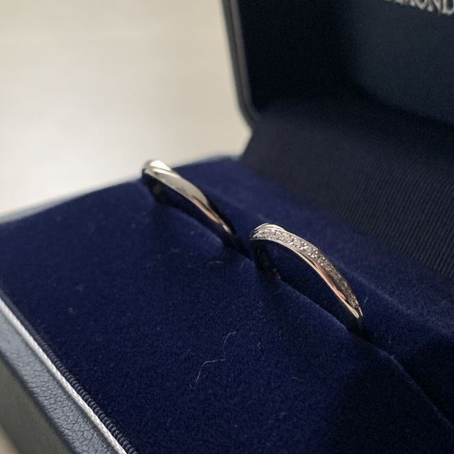 【銀座ダイヤモンドシライシの口コミ】 ウェーブのデザインにしたいと決めていたため、店舗でもいくつかウェーブ…