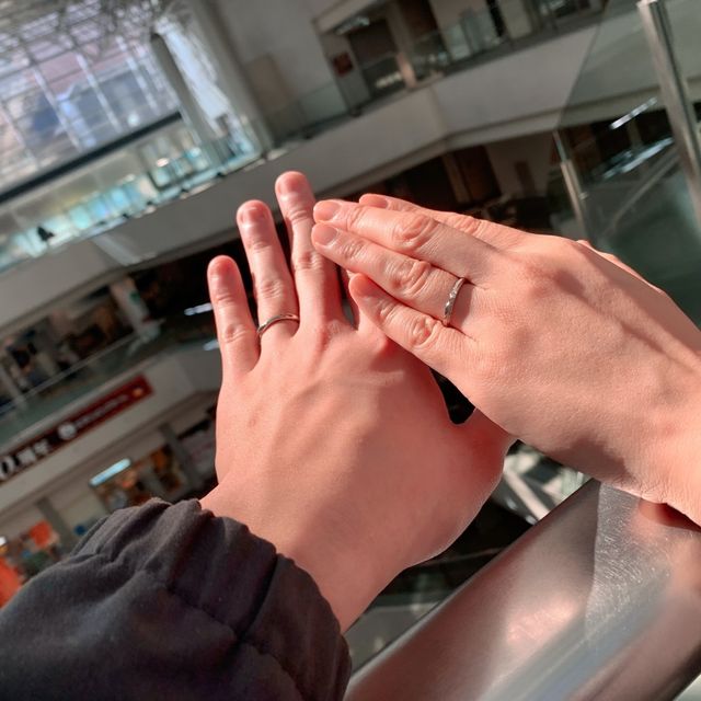 【銀座ダイヤモンドシライシの口コミ】 ウェーブのデザインにしたいと決めていたため、店舗でもいくつかウェーブ…