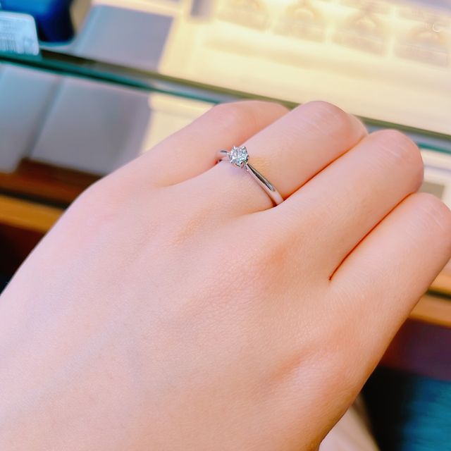 【銀座ダイヤモンドシライシの口コミ】 細身のシンプルなデザインを選びました。コンシェルジュが私の指の骨格を…
