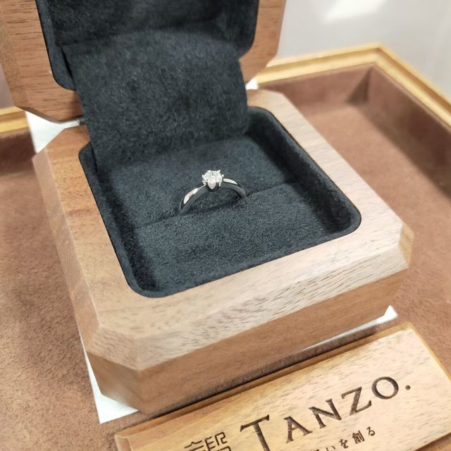 【TANZO.(鍛造指輪)の口コミ】 親族から紹介されサイトや資料で調べたところ、指輪への想いや考え方に惹…