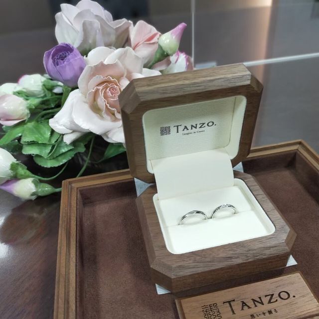 【TANZO.(鍛造指輪)の口コミ】 親族から紹介されサイトや資料で調べたところ、指輪への想いや考え方に惹…