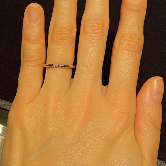 【ティファニー(Tiffany & Co.)の口コミ】 シンプルなデザイン。
ストレートのリングにメレダイヤが3粒。
ダイヤも小…