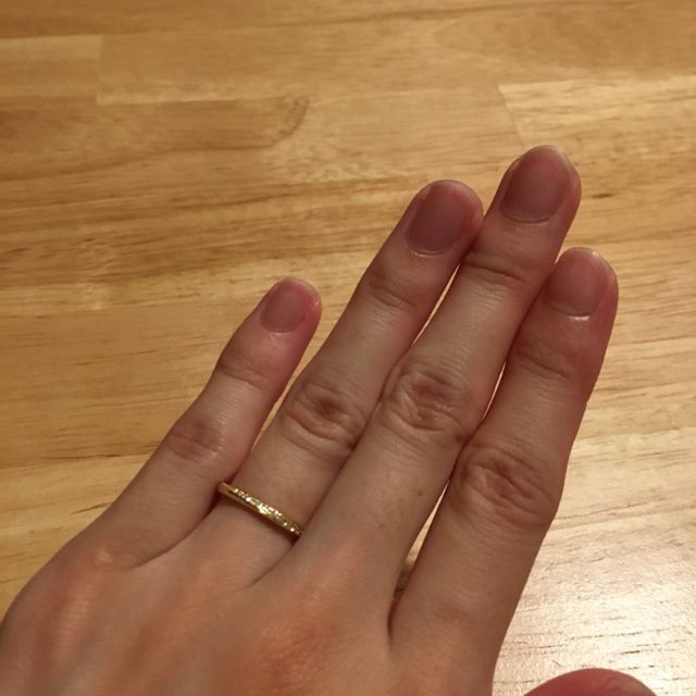 【銀座ダイヤモンドシライシの口コミ】 デザインと着け心地に満足です。彼はプラチナでややマットなもの、私はゴ…