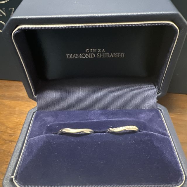 【銀座ダイヤモンドシライシの口コミ】 彼から婚約指輪を、いただいたのでまずはそれに似合うものを探しました。…