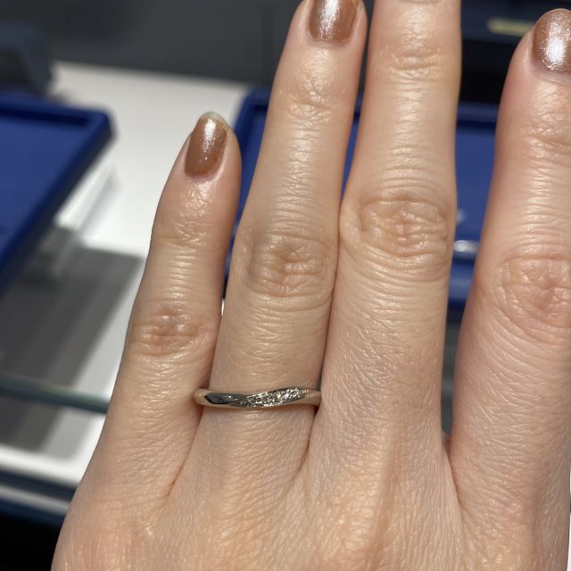 【銀座ダイヤモンドシライシの口コミ】 デザインがとても可愛かったからです。仕事上、あまりキラキラしたものは…