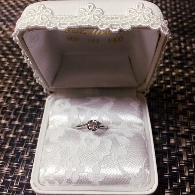 【宝石工房ヴァンモアの口コミ】 フラワーデザインに一目惚れをして、決めました。ダイヤモンドは旦那が0.4…