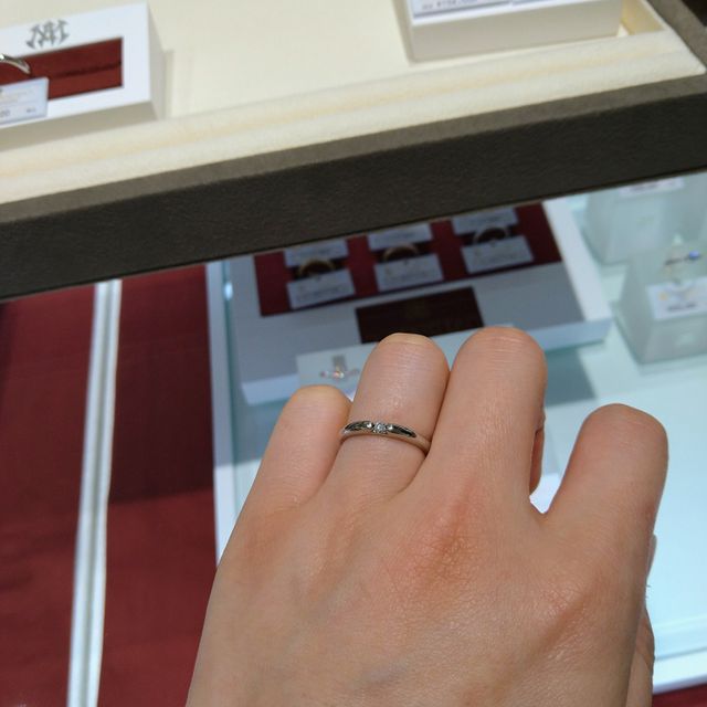 【モニッケンダム(MONNICKENDAM)の口コミ】 ダイヤモンドは1石ですが、サイドからも石が見える作りをしているため存在…