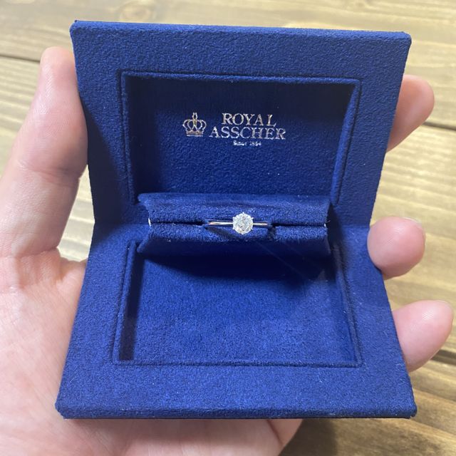 【ROYAL ASSCHER(ロイヤル・アッシャー)の口コミ】 複数のブランドを妻と一緒に下見しましたが、その中でもダイヤの輝きが全…