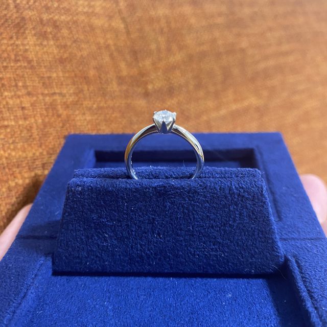 【ROYAL ASSCHER(ロイヤル・アッシャー)の口コミ】 複数のブランドを妻と一緒に下見しましたが、その中でもダイヤの輝きが全…