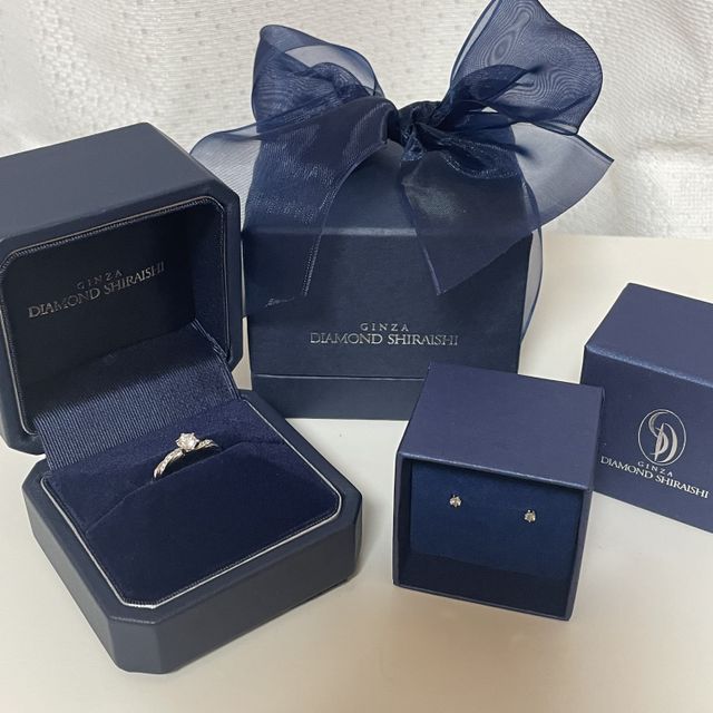 【銀座ダイヤモンドシライシの口コミ】 デザインもフィット感もよかったです。
他のブランドと違い指輪のリングの…