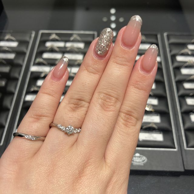 【エクセルコダイヤモンド(EXELCO DIAMOND)の口コミ】 指輪のデザインは個性的なものが多くて、派手なものも多かったです。シン…