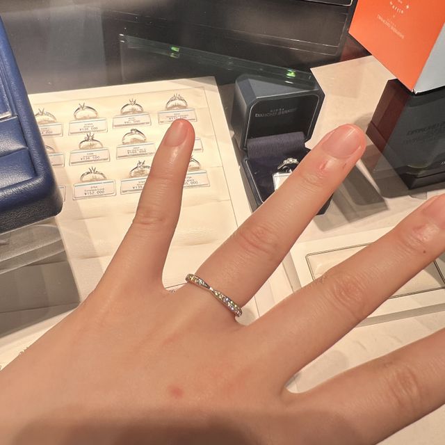 【銀座ダイヤモンドシライシの口コミ】 ストレートのタイプが少なくて、それは逆にウェーブのタイプが多いです。…