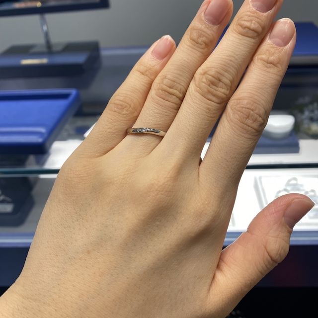 【銀座ダイヤモンドシライシの口コミ】 手に馴染むデザインでウェーブ状にダイヤが埋め込まれており手を長く綺麗…