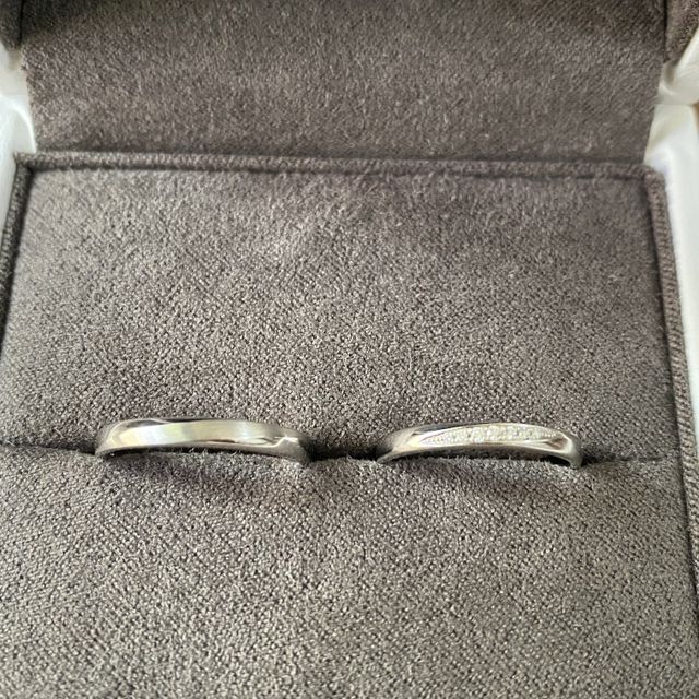 【Flowaves(フロウェーブス)の口コミ】 女性用はダイヤの数が多すぎない様なデザインのものが希望だったので、素…