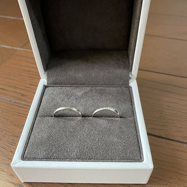 【Flowaves(フロウェーブス)の口コミ】 女性用はダイヤの数が多すぎない様なデザインのものが希望だったので、素…