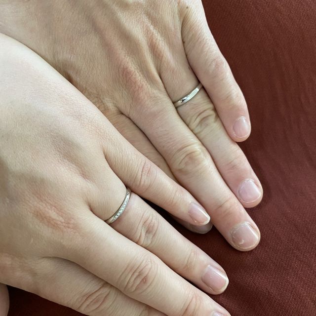 【Flowaves(フロウェーブス)の口コミ】 女性用はダイヤの数が多すぎない様なデザインのものが希望だったので、素…