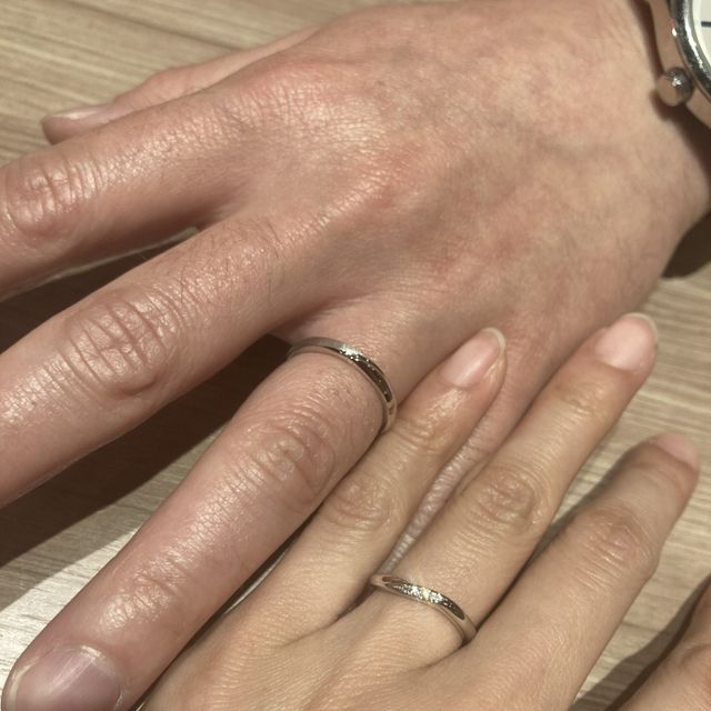 【銀座ダイヤモンドシライシの口コミ】 3つのタイプのデザインを試着させていただき、ウェーブタイプが2人の指に…