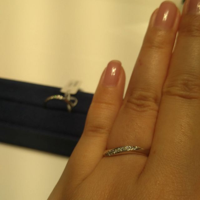 【4℃ BRIDAL(ヨンドシーブライダル)の口コミ】 リングの幅もよく、しっくりフィットしました。
ネットで調べて10種類ほど…