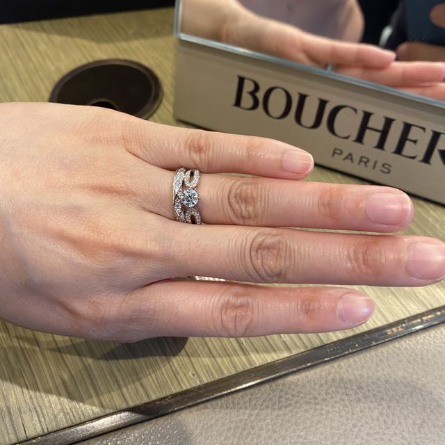 【ブシュロン(BOUCHERON)の口コミ】 一本でとてもおしゃれなリングでした。ダイヤの配置も加え3種類。ただ、サ…