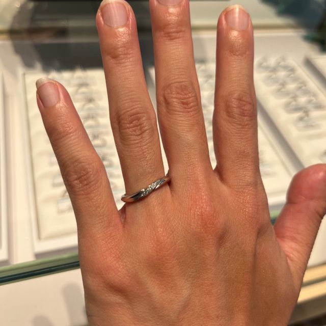 【エクセルコダイヤモンド(EXELCO DIAMOND)の口コミ】 指の形に沿うS字ラインで、着けた時に自分の指に合っていました。歳を重ね…