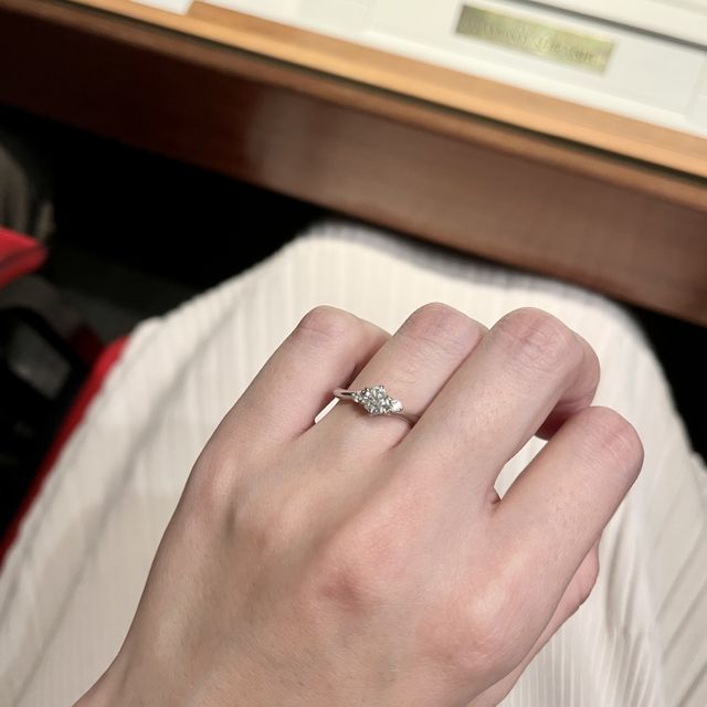 【銀座ダイヤモンドシライシの口コミ】 メレダイヤモンドがついているので、センターダイヤモンドが大きく見える…