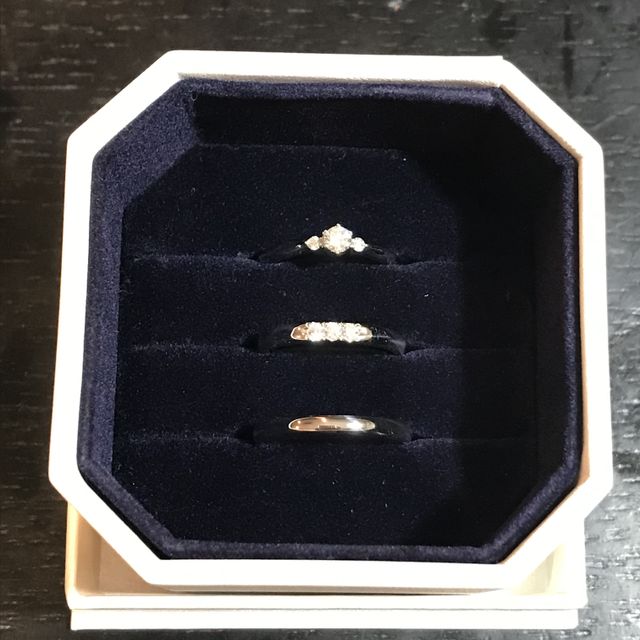 【4℃ BRIDAL(ヨンドシーブライダル)の口コミ】 結婚指輪はダイヤモンドが3つほどあるデザインのものを探していましたがイ…