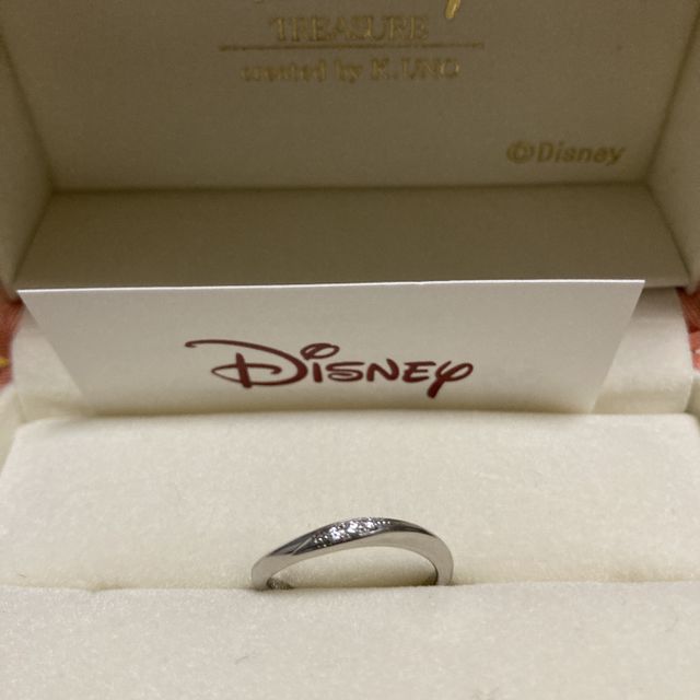 【ケイウノ ブライダル(K.UNO BRIDAL)の口コミ】 ウェーブのデザインで指が綺麗に見える感じが良かったです♪石を3つ入れて…