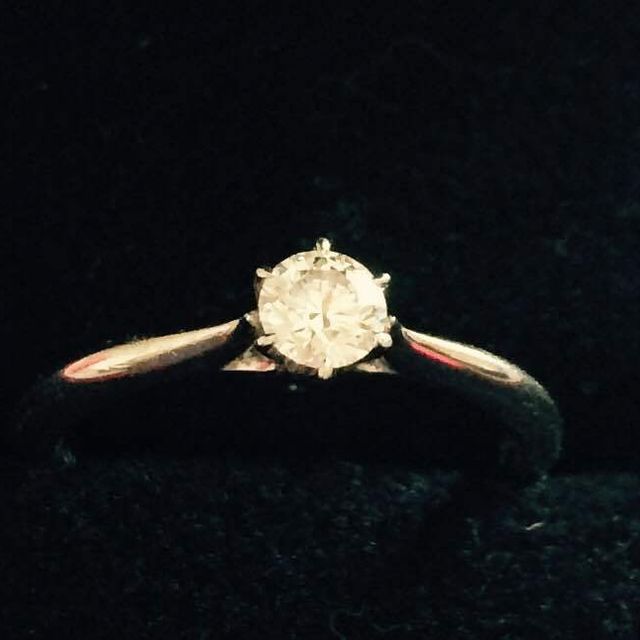 【ラザール ダイヤモンド(LAZARE DIAMOND)の口コミ】 正統派の立て爪のデザインと決めて３～４店舗見て回りました。デザインは…