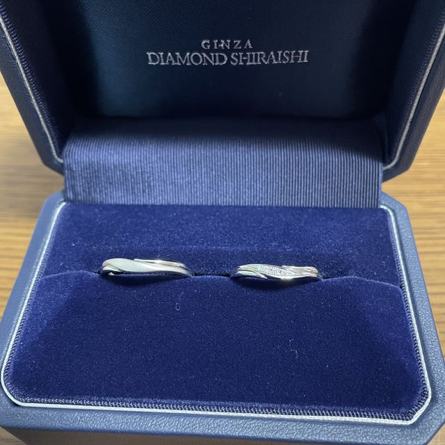 【銀座ダイヤモンドシライシの口コミ】 指が太いのでウェーブタイプの指輪にしました。
Vタイプの指輪とも悩みま…