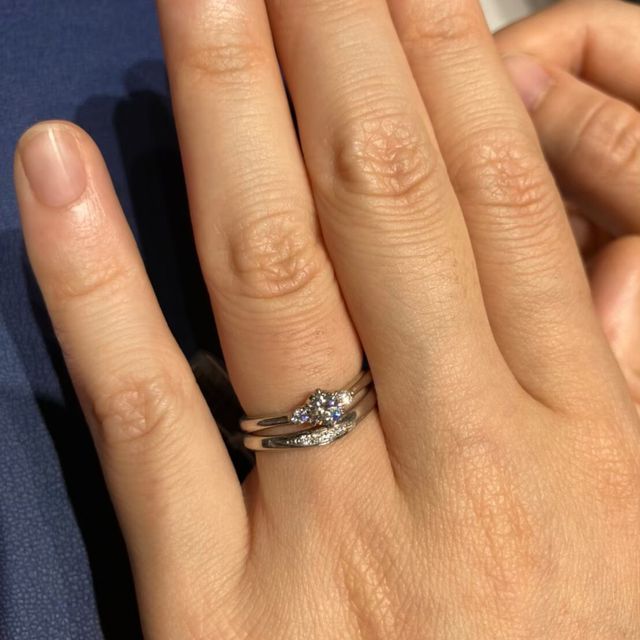 【銀座ダイヤモンドシライシの口コミ】 中央のダイヤモンドの隣に左右一つずつ小さなダイヤがあり、派手すぎず可…