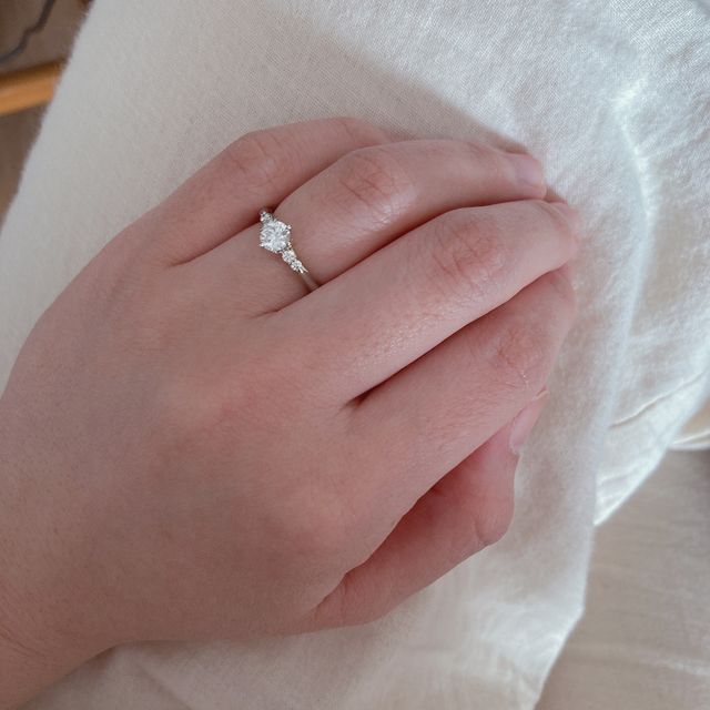 【エクセルコダイヤモンド(EXELCO DIAMOND)の口コミ】 デザインです♡
彼と店員さんと3人で2時間ほど掛けて選びました。
一生に1…