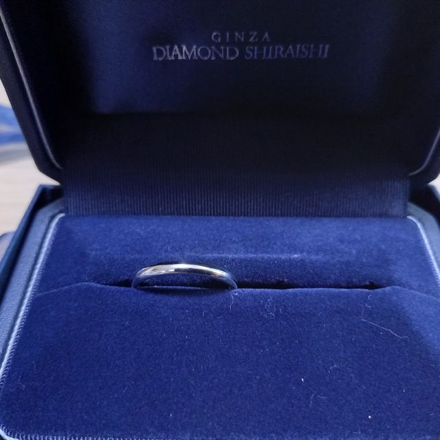 【銀座ダイヤモンドシライシの口コミ】 シンプルなデザイン、お守りとしてリングの内側に自分たちの誕生石を入れ…