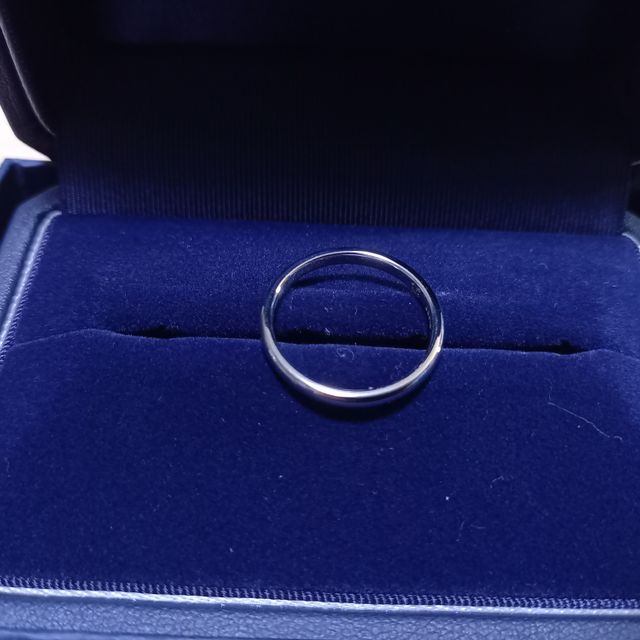 【銀座ダイヤモンドシライシの口コミ】 シンプルなデザイン、お守りとしてリングの内側に自分たちの誕生石を入れ…