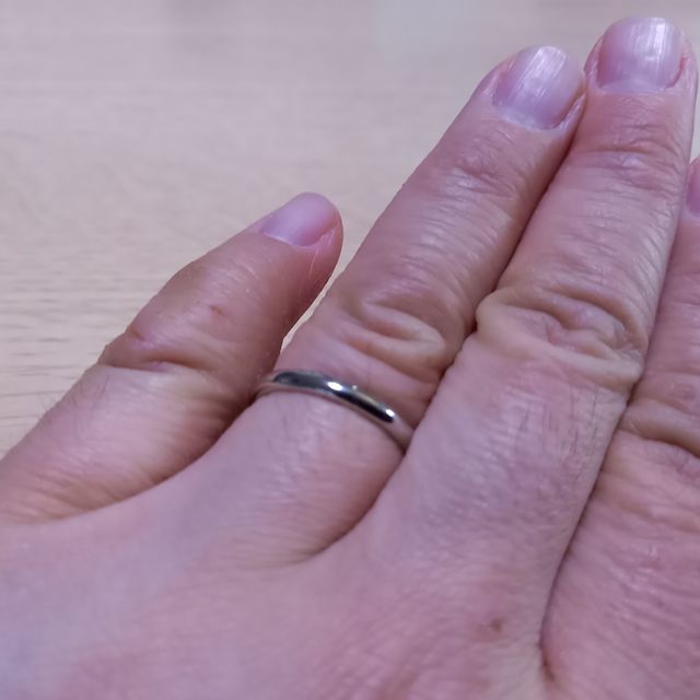 【銀座ダイヤモンドシライシの口コミ】 シンプルなデザイン、お守りとしてリングの内側に自分たちの誕生石を入れ…