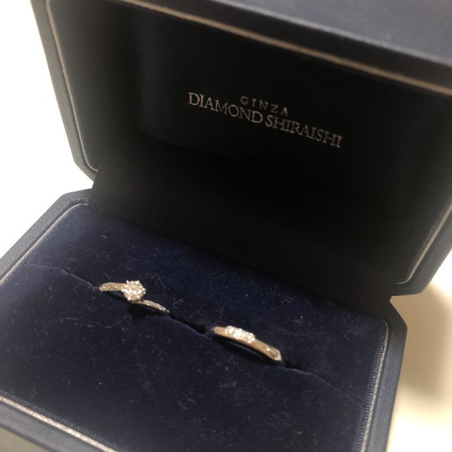 【銀座ダイヤモンドシライシの口コミ】 左の婚約指輪は、輪っかの部分がねじれているようになっていて、そこに小…