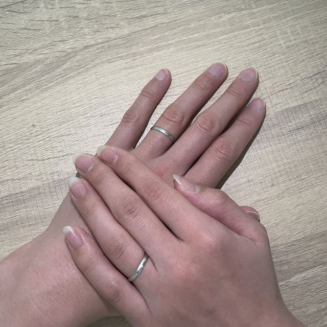 【BONDS(ボンズ)の口コミ】 普通の指輪より薄目で軽いので、指に違和感が感じるのが嫌だった2人にとっ…