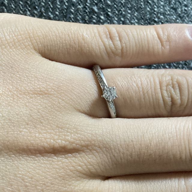 【festaria bijou SOPHIA(フェスタリア ビジュソフィア)の口コミ】 セット付けできる太さで、シンプルですがだけど華やかなダイヤモンドのセ…