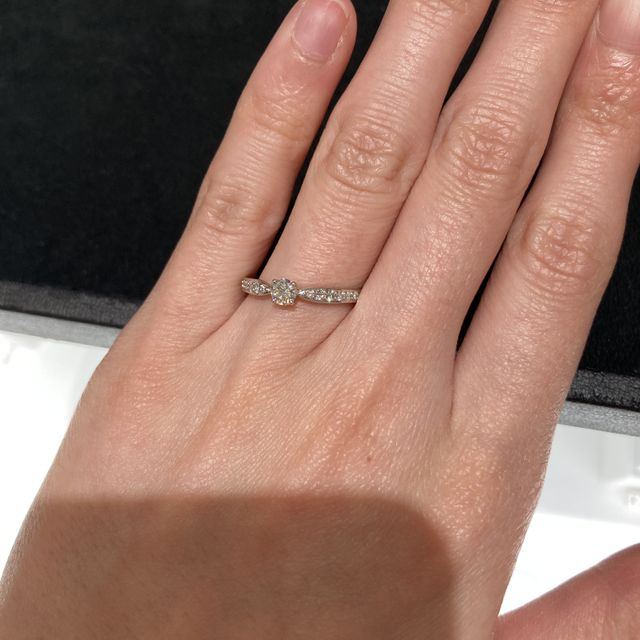 【ティファニー(Tiffany & Co.)の口コミ】 センターのダイヤ1つだと少し寂しかったので、パヴェのデザインを試着しま…