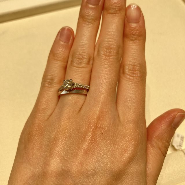 【グラフ(GRAFF)の口コミ】 爪(石台)部分やリングのほぼ全周にダイヤが美しく輝いていて、本当に唯一…