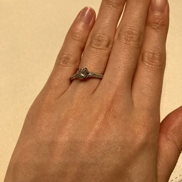 【グラフ(GRAFF)の口コミ】 爪(石台)部分やリングのほぼ全周にダイヤが美しく輝いていて、本当に唯一…