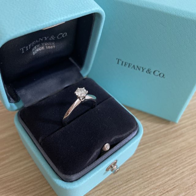 【ティファニー(Tiffany & Co.)の口コミ】 憧れのブランドでの購入は以前から決めていました。婚約指輪は一粒ダイヤ…