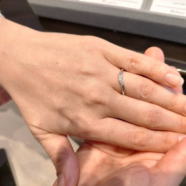 【ケイウノ ブライダル(K.UNO BRIDAL)の口コミ】 職業柄あまり派手な指輪が出来ないので、シンプルなデザインの指輪を検討…