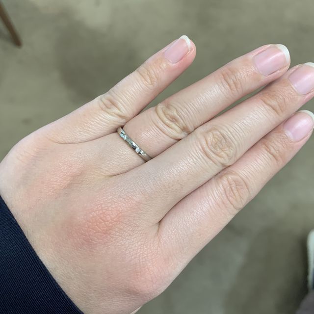 【カルティエ(Cartier)の口コミ】 素材はプラチナで、表にカルティエの文字が刻印されています。また、前後…